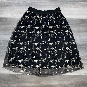 662 modern attraction Black Floral Embroidered Skirt